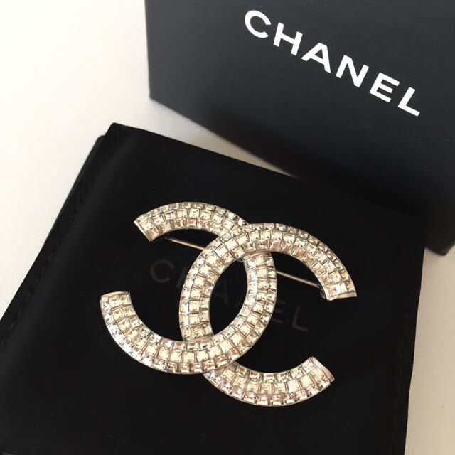 CHANEL(シャネル)の新品未使用 CHANEL ラインストーン ストラス ブローチ レディースのアクセサリー(ブローチ/コサージュ)の商品写真