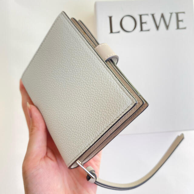 LOEWE(ロエベ)のラスト１【新品】LOEWE ロエベ コンパクト ジップ 二つ折り財布 希少カラー レディースのファッション小物(財布)の商品写真