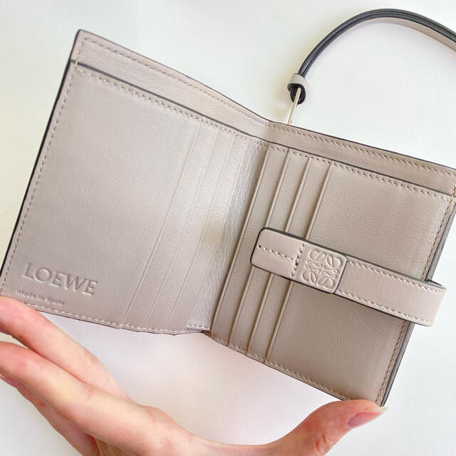 LOEWE(ロエベ)のラスト１【新品】LOEWE ロエベ コンパクト ジップ 二つ折り財布 希少カラー レディースのファッション小物(財布)の商品写真