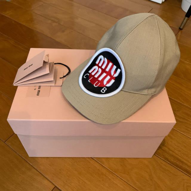 miumiu(ミュウミュウ)のmiumiu都内店購入　ロゴcap 完売品 レディースの帽子(キャップ)の商品写真