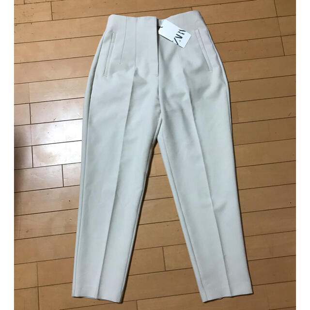 ZARA(ザラ)のZARA  ハイウエストパンツ　Mサイズ　オフホワイト　新品タグ付き レディースのパンツ(カジュアルパンツ)の商品写真