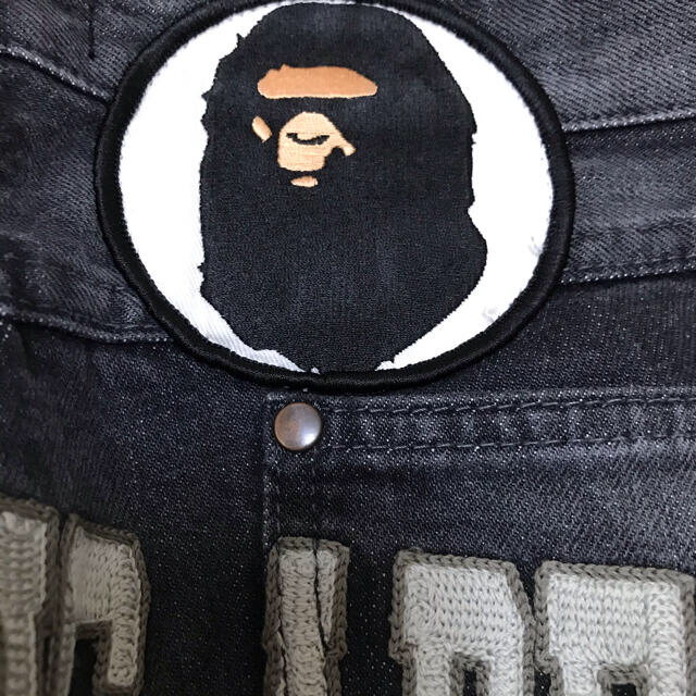 A BATHING APE(アベイシングエイプ)のアベイシングエイプ ブラックデニム バックデザイン 刺繍 ワッペン レディースのパンツ(デニム/ジーンズ)の商品写真