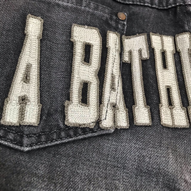 A BATHING APE(アベイシングエイプ)のアベイシングエイプ ブラックデニム バックデザイン 刺繍 ワッペン レディースのパンツ(デニム/ジーンズ)の商品写真