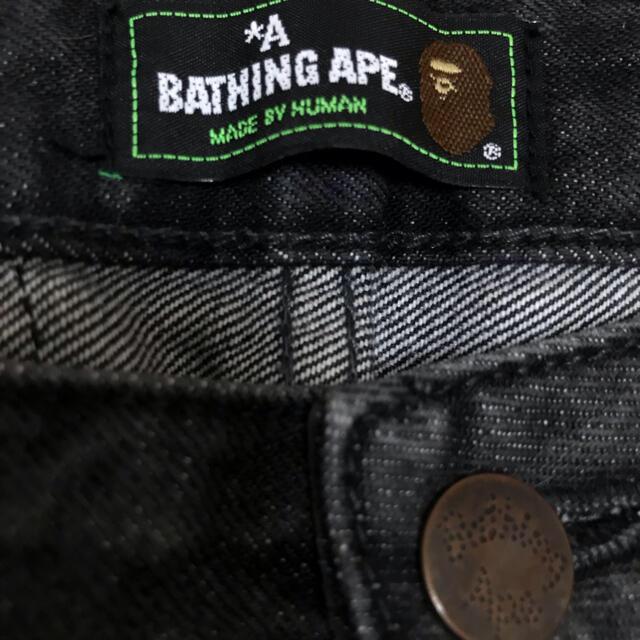 A BATHING APE(アベイシングエイプ)のアベイシングエイプ ブラックデニム バックデザイン 刺繍 ワッペン レディースのパンツ(デニム/ジーンズ)の商品写真