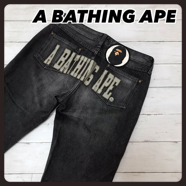 A BATHING APE(アベイシングエイプ)のアベイシングエイプ ブラックデニム バックデザイン 刺繍 ワッペン レディースのパンツ(デニム/ジーンズ)の商品写真