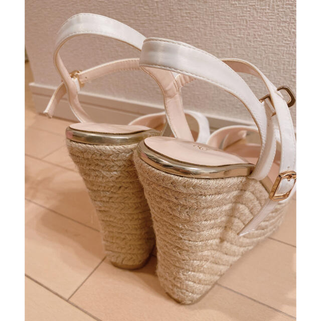 EmiriaWiz(エミリアウィズ)のEmiriawiz サテンウェッジソールサンダル ホワイト レディースの靴/シューズ(サンダル)の商品写真
