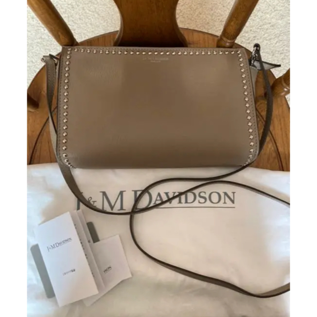 J&M DAVIDSON(ジェイアンドエムデヴィッドソン)のJ&M DAVIDSON ELLIS WITH STUDS レディースのバッグ(ショルダーバッグ)の商品写真