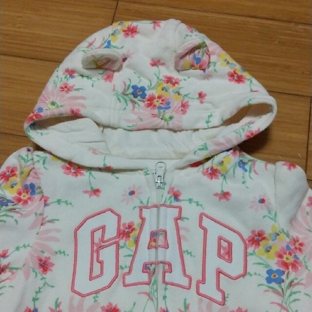 GAP(ギャップ)のベビーGAP 花柄パーカー　18-24ヶ月 キッズ/ベビー/マタニティのキッズ服女の子用(90cm~)(ジャケット/上着)の商品写真