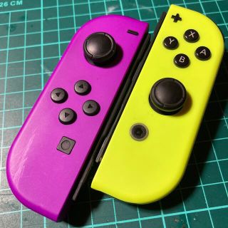 ニンテンドースイッチ(Nintendo Switch)のジョイコン  ★パープル・イエロー★ ストラップ付き‼️ 作動品(家庭用ゲーム機本体)