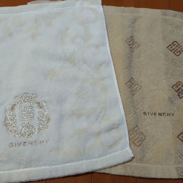 GIVENCHY(ジバンシィ)のGIVENCHY ハンドタオル 2枚セット(オフホワイト .ブラウン) レディースのファッション小物(ハンカチ)の商品写真