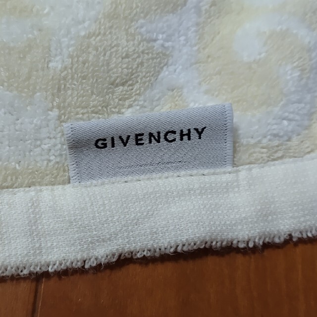 GIVENCHY(ジバンシィ)のGIVENCHY ハンドタオル 2枚セット(オフホワイト .ブラウン) レディースのファッション小物(ハンカチ)の商品写真