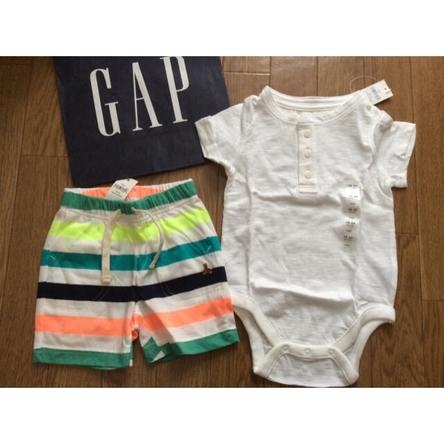 babyGAP(ベビーギャップ)の新品未使用タグ付ギャップ★GAP半袖ボタンロンパース+カラフルボーダーパンツ90 キッズ/ベビー/マタニティのキッズ服男の子用(90cm~)(下着)の商品写真