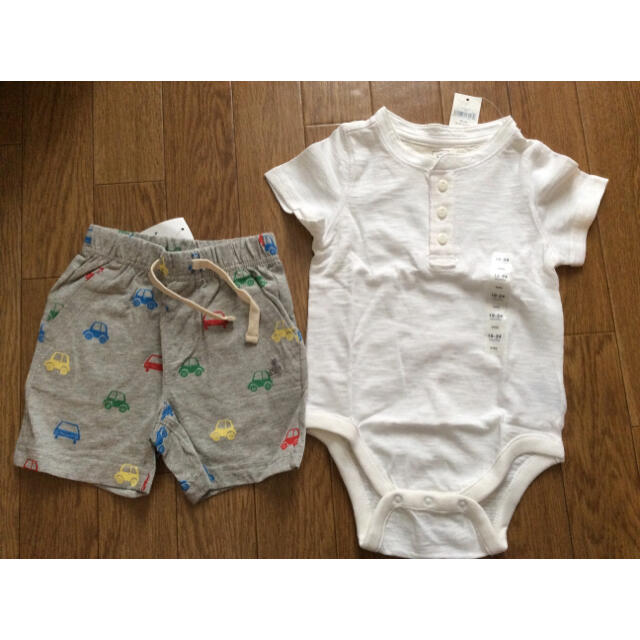 babyGAP(ベビーギャップ)の新品未使用タグ付★ギャップGAP半袖シンプルボタンロンパース+カラフル車柄パンツ キッズ/ベビー/マタニティのキッズ服男の子用(90cm~)(パジャマ)の商品写真