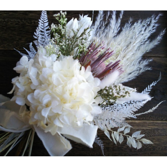 プロテアとホワイト紫陽花のスワッグ ブーケ ハンドメイドのフラワー/ガーデン(ドライフラワー)の商品写真
