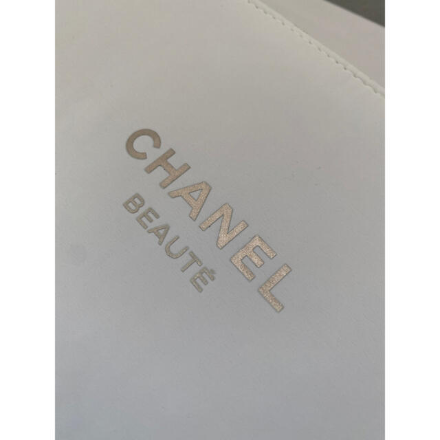 CHANEL(シャネル)の未使用 CHANEL ホワイト×レッド  ポーチ レディースのファッション小物(ポーチ)の商品写真