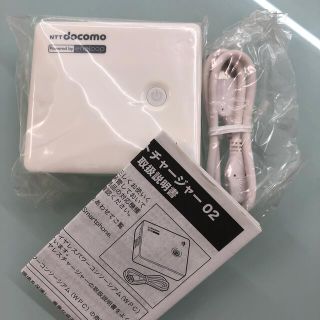 エヌティティドコモ(NTTdocomo)の専用品　docomoポケットチャージャー02 未使用品(バッテリー/充電器)