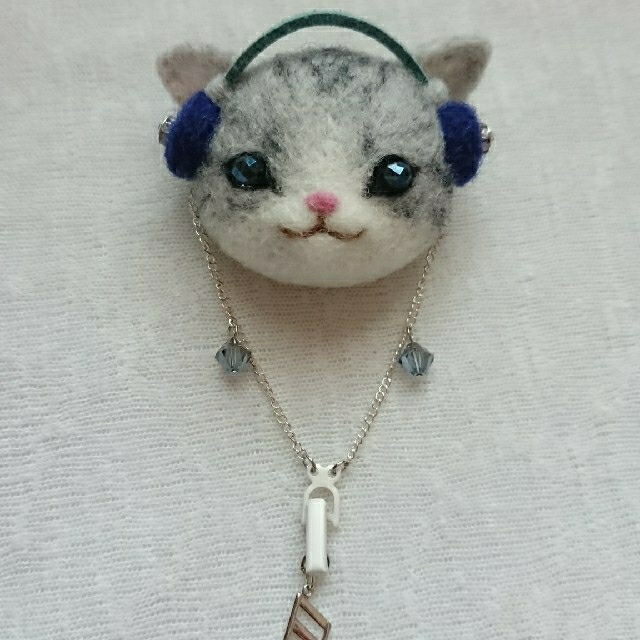 『kannkeling様専用』ブルーヘッドホン🎧をつけたねこ ミニ ブローチ ハンドメイドのアクセサリー(コサージュ/ブローチ)の商品写真