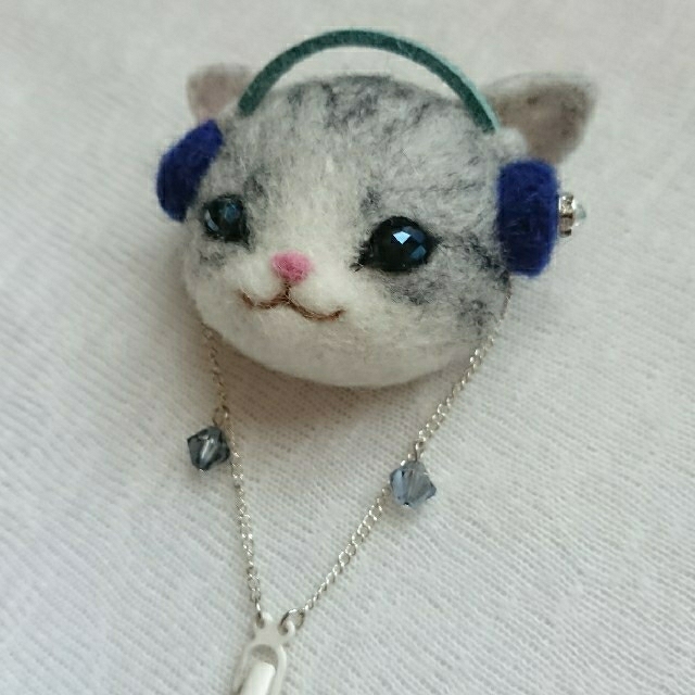 『kannkeling様専用』ブルーヘッドホン🎧をつけたねこ ミニ ブローチ ハンドメイドのアクセサリー(コサージュ/ブローチ)の商品写真