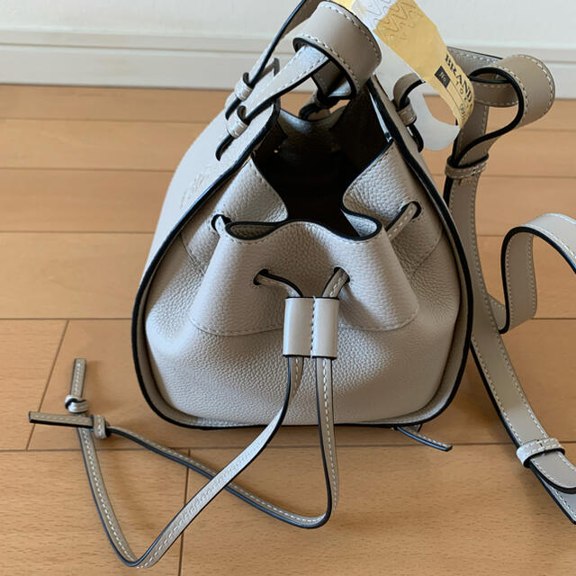 LOEWE(ロエベ)の【新品未使用】ロエベ　Loewe ハンモックミニ　ライトオート　ハンドバック レディースのバッグ(ハンドバッグ)の商品写真