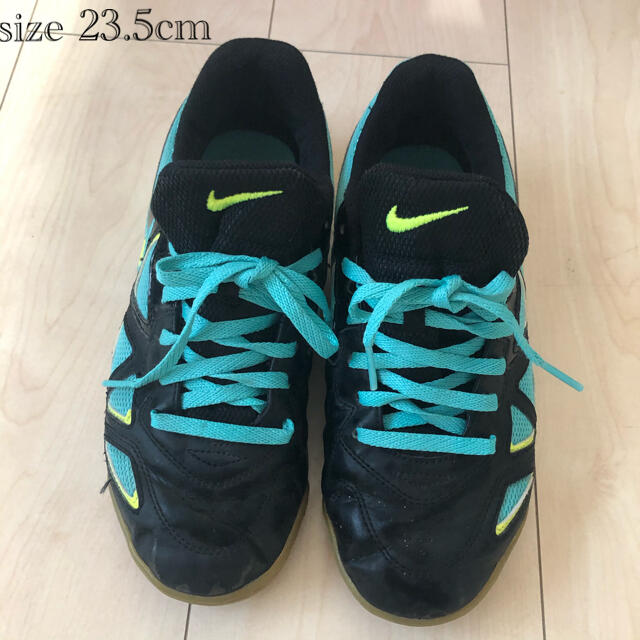 NIKE(ナイキ)の★NIKE ナイキ　フットサルシューズ　中古　23.5cm スポーツ/アウトドアのサッカー/フットサル(シューズ)の商品写真