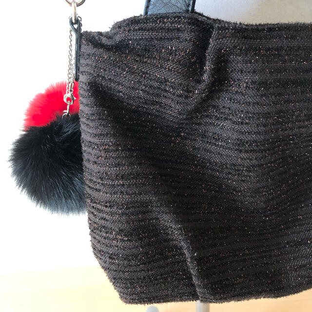 良品 SHiME シィメ ショルダーバッグ 持ち手レザー 黒 ブラック 赤 ラメ レディースのバッグ(ショルダーバッグ)の商品写真