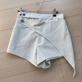 トーガ(TOGA)のVIAVANDA ショートパンツ　ホワイト(ショートパンツ)