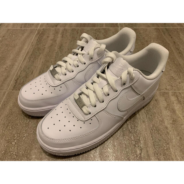 NIKE(ナイキ)のナイキ エアフォース1 ロー 白 25.5 美品 レディースの靴/シューズ(スニーカー)の商品写真