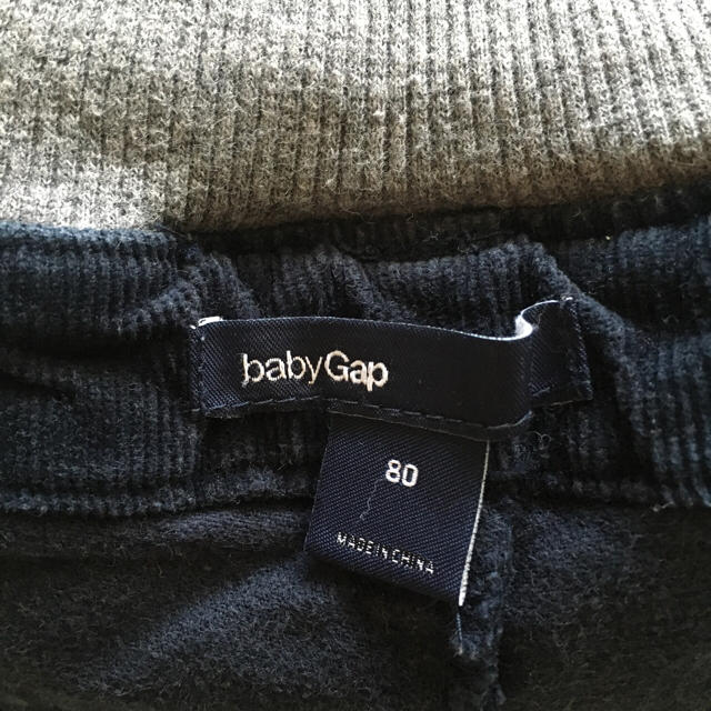 babyGAP(ベビーギャップ)のGAP 80cmネイビーパンツ  おまけ付き キッズ/ベビー/マタニティのベビー服(~85cm)(パンツ)の商品写真