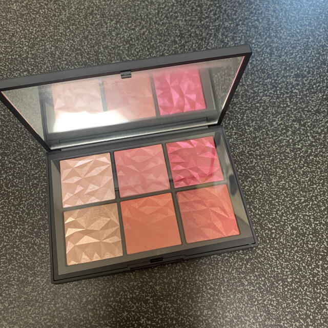 NARS ホットトライストチークパレット