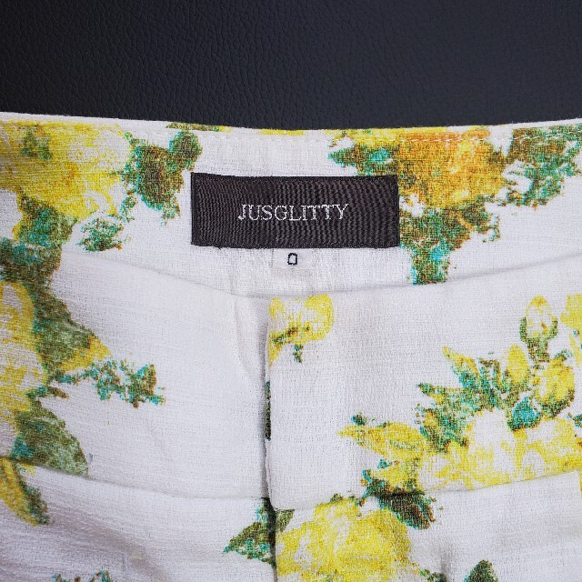 JUSGLITTY(ジャスグリッティー)のS 7 1号 ジャスグリッティー　ショートパンツ　黄色　花柄　新品 レディースのパンツ(ショートパンツ)の商品写真