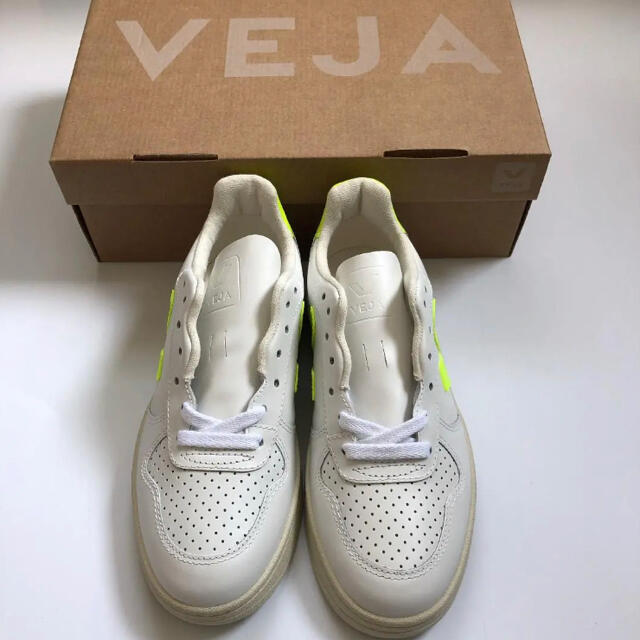 海外セレブ愛用【VEJA】V-10 EX Yellow 大人気限定品 レディースの靴/シューズ(スニーカー)の商品写真