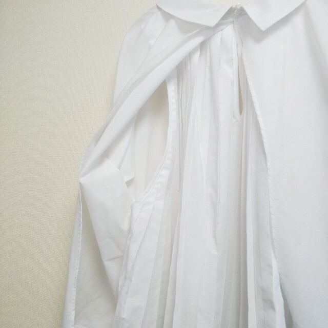 ZARA(ザラ)のZARA ホワイト コットンブラウス プリーツ バックスタイル レディースのトップス(シャツ/ブラウス(半袖/袖なし))の商品写真