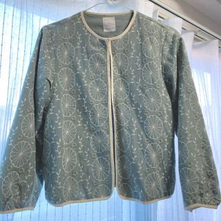 シャンブルドゥシャーム(chambre de charme)の【きみどり様】chambredecharme お花 刺繍 ノーカラージャケット(ノーカラージャケット)