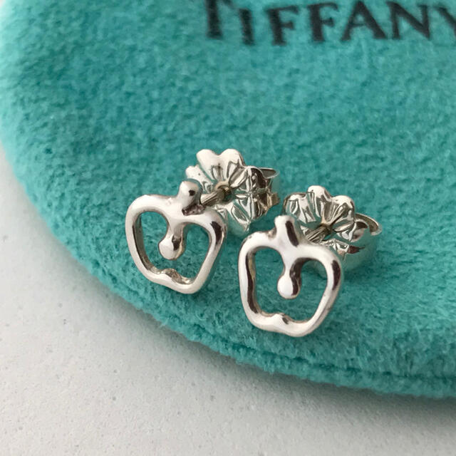 Tiffanyのスモールアップルピアス