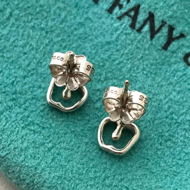 Tiffanyのスモールアップルピアス - rqge.qc.ca