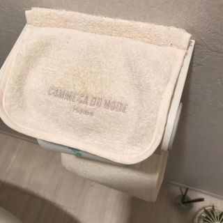 コムサデモード(COMME CA DU MODE)のトイレペーパーホルダーカバｰ(ｺﾑｻﾃﾞﾓｰﾄﾞホーム)(タオル/バス用品)