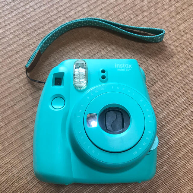 富士フイルム(フジフイルム)のinstax mini 8+ ミントグリーン　チェキ スマホ/家電/カメラのカメラ(フィルムカメラ)の商品写真