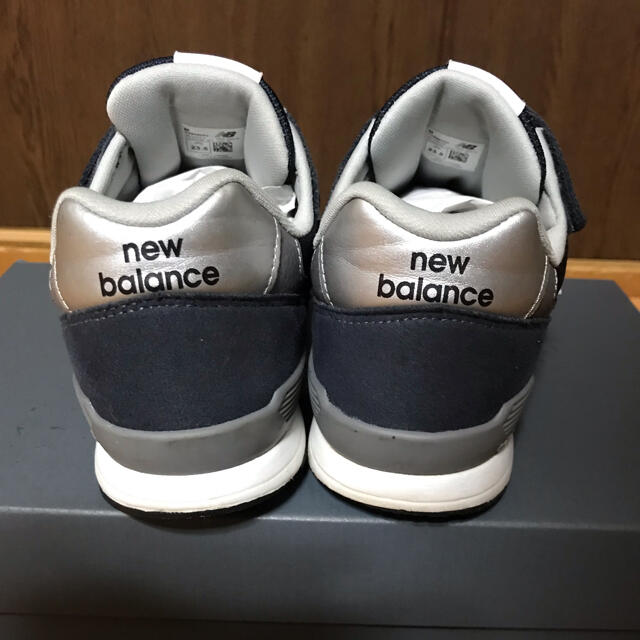 New Balance(ニューバランス)のnew barance 996 キッズ ネイビー 23.5 キッズ/ベビー/マタニティのキッズ靴/シューズ(15cm~)(スニーカー)の商品写真