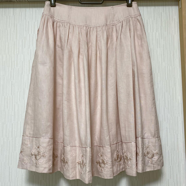 EPOCA(エポカ)のEPOCA  刺繍が素敵なフレアースカート　淡ピンク レディースのスカート(ひざ丈スカート)の商品写真