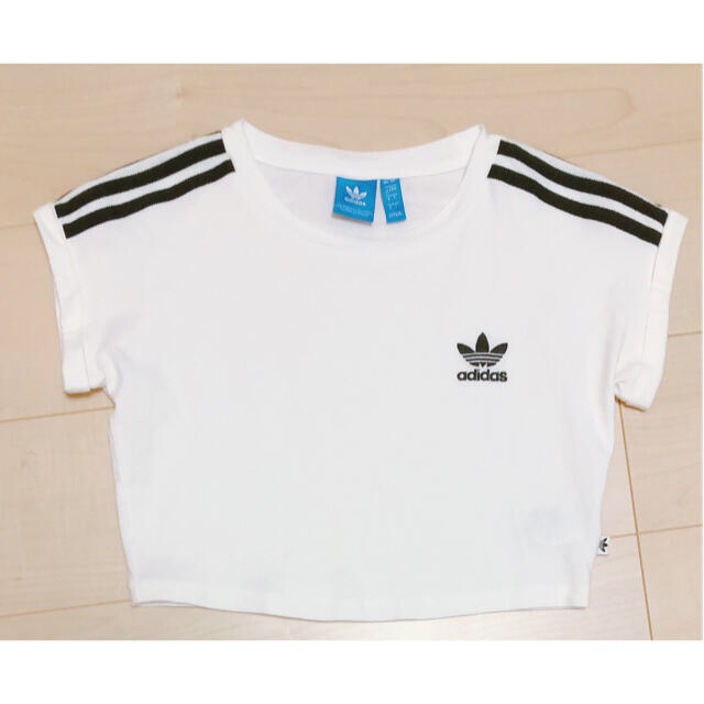 adidas(アディダス)のadidas アディダスオリジナルス　Tシャツ　クロップド丈　ショート丈 レディースのトップス(Tシャツ(半袖/袖なし))の商品写真