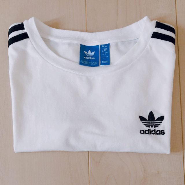 adidas(アディダス)のadidas アディダスオリジナルス　Tシャツ　クロップド丈　ショート丈 レディースのトップス(Tシャツ(半袖/袖なし))の商品写真