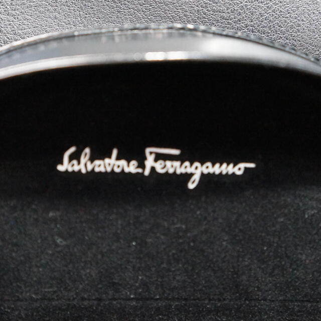 Ferragamo(フェラガモ)の美品 フェラガモ サングラス レディース ケース付 レディースのファッション小物(サングラス/メガネ)の商品写真