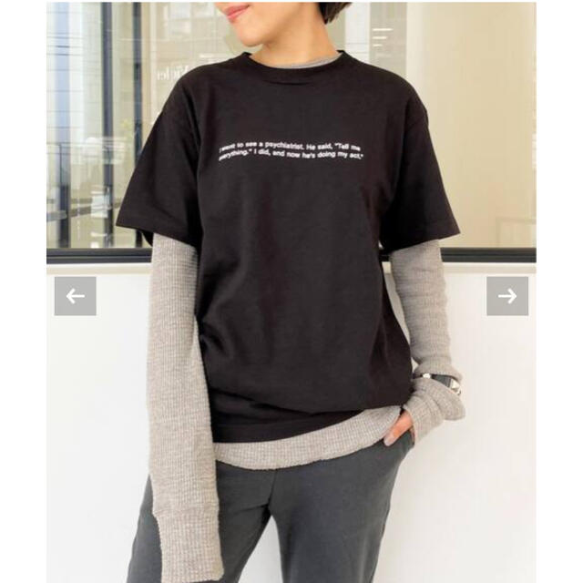 L'Appartement DEUXIEME CLASSE(アパルトモンドゥーズィエムクラス)のアパルトモン　ロゴ　Tシャツ　PLEASURES/プレジャー　LOGO TEE レディースのトップス(Tシャツ(半袖/袖なし))の商品写真