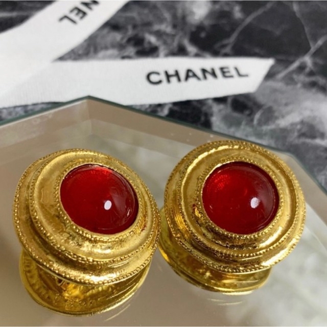 CHANEL(シャネル)の超希少！ ヴィンテージ シャネル コーラルレッド グリポア イヤリング レディースのアクセサリー(イヤリング)の商品写真