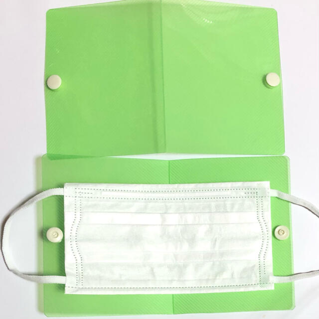 マスク仮置きケース　マスクケース　グリーン ハンドメイドのファッション小物(その他)の商品写真