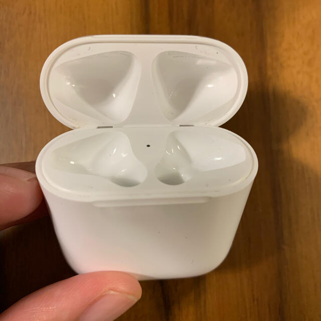 Apple(アップル)のApple AirPods (第1世代)  ワイヤレスイヤホン　ケーブルなし スマホ/家電/カメラのオーディオ機器(ヘッドフォン/イヤフォン)の商品写真