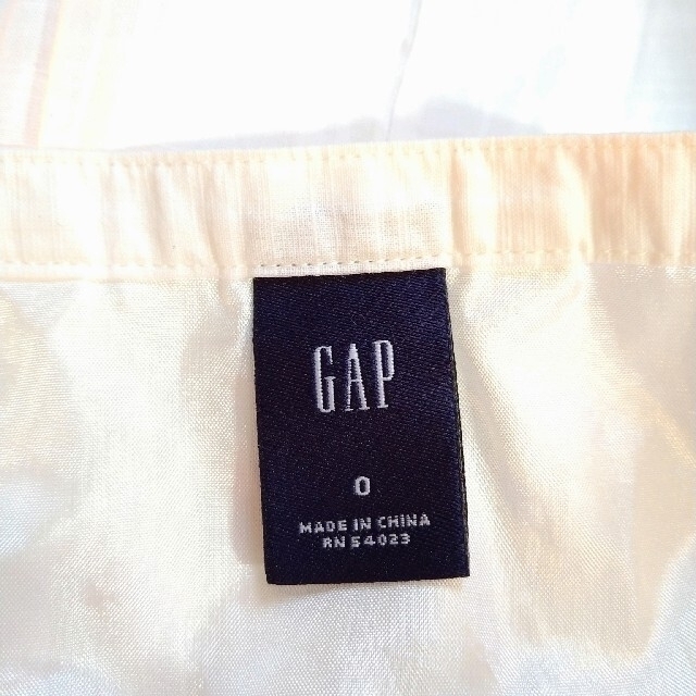 GAP(ギャップ)のGAPの白い膝丈スカート＊通勤や休日などで着回しできて便利です＊春服〜夏服用 レディースのスカート(ひざ丈スカート)の商品写真