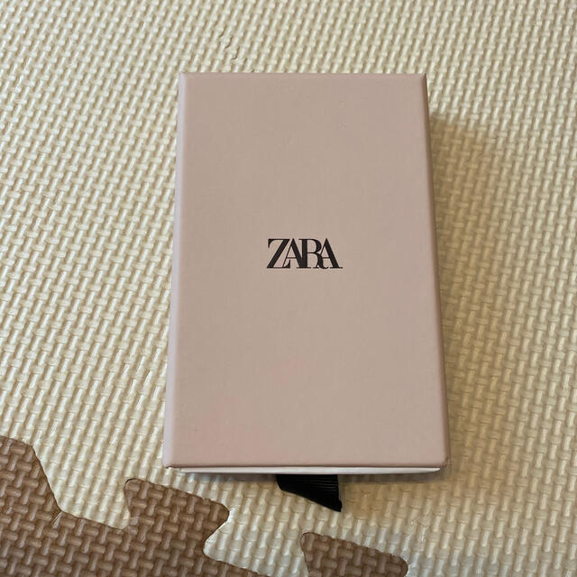 ZARA(ザラ)のZARAイニシャルネックレス　［E］ レディースのアクセサリー(ネックレス)の商品写真