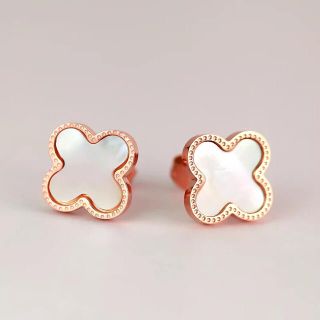 再入荷❣️大人気❣️18KGP天然ホワイトシェル クローバーピアス(ピアス)