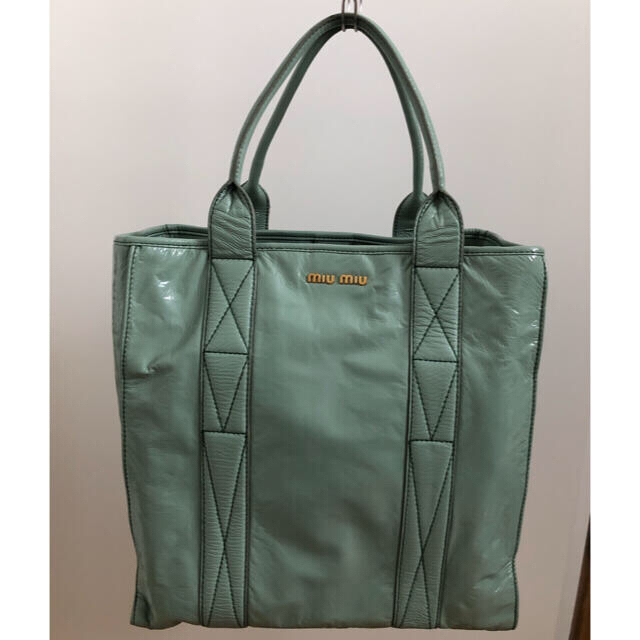 miumiu(ミュウミュウ)のmiumiu  エナメルトートバッグ　超美品 レディースのバッグ(トートバッグ)の商品写真